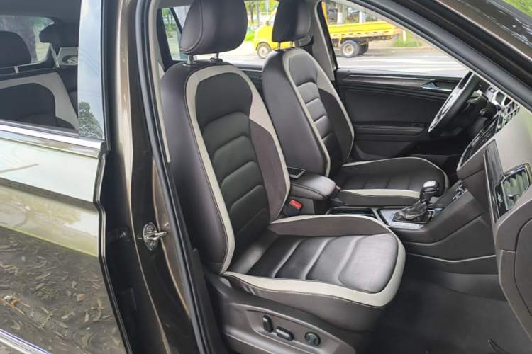 Used Volkswagen Tiguan L New Energy 2019 430 PHEV Hybrid Luxury Edition Right Front Seat