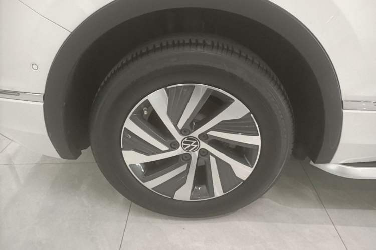 Used Volkswagen Tiguan L New Energy 2021 430 PHEV Plug-in Hybrid Flagship Edition Right Rear Wheel Hub