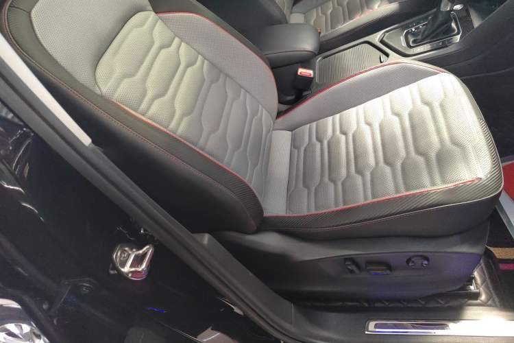 Used Volkswagen Tiguan L New Energy 2022 430 PHEV Plug-in Hybrid Prestige Edition Right Front Seat
