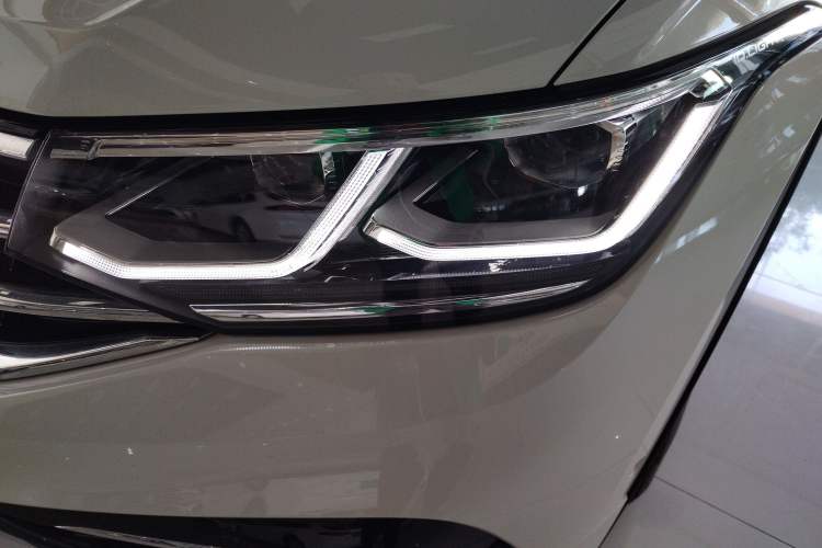 Used Volkswagen Tiguan L New Energy 2022 430 PHEV Plug-in Hybrid Flagship Edition Left Front Headlight