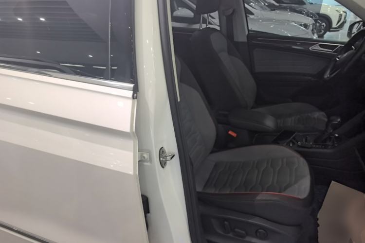 Used Volkswagen Tiguan L New Energy 2022 430 PHEV Plug-in Hybrid Flagship Edition Right Front Seat