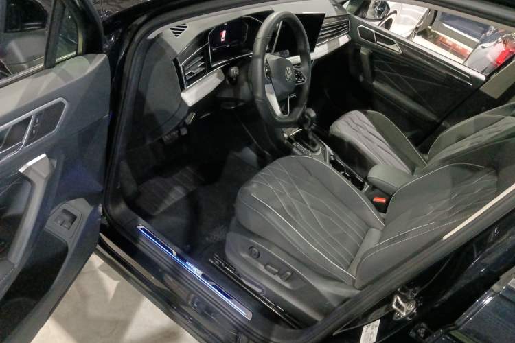 Used Volkswagen Tiguan L New Energy 2023 430 PHEV Plug-in Hybrid Prestige Edition Interior 3