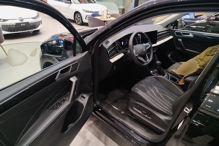 Used Volkswagen Tiguan L New Energy 2023 430 PHEV Plug-in Hybrid Prestige Edition Interior 3