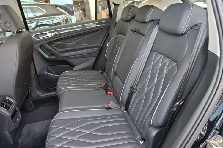 Used Volkswagen Tiguan L New Energy 2023 430 PHEV Plug-in Hybrid Prestige Edition Left Rear Seat