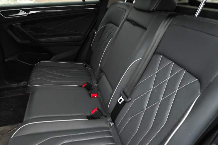 Used Volkswagen Tiguan L New Energy 2023 430 PHEV Plug-in Hybrid Prestige Edition Left Rear Seat