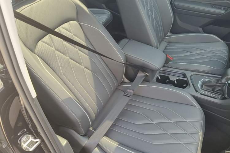 Used Volkswagen Tiguan L New Energy 2023 430 PHEV Plug-in Hybrid Prestige Edition Right Front Seat