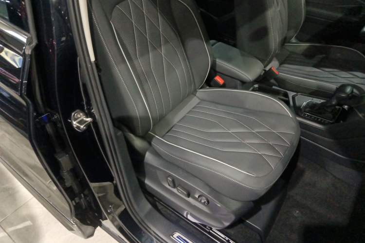 Used Volkswagen Tiguan L New Energy 2023 430 PHEV Plug-in Hybrid Prestige Edition Right Front Seat
