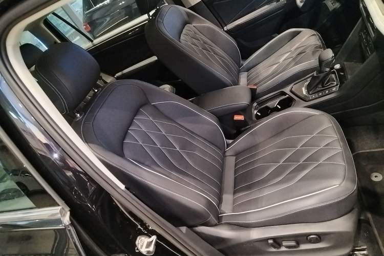 Used Volkswagen Tiguan L New Energy 2023 430 PHEV Plug-in Hybrid Prestige Edition Right Front Seat