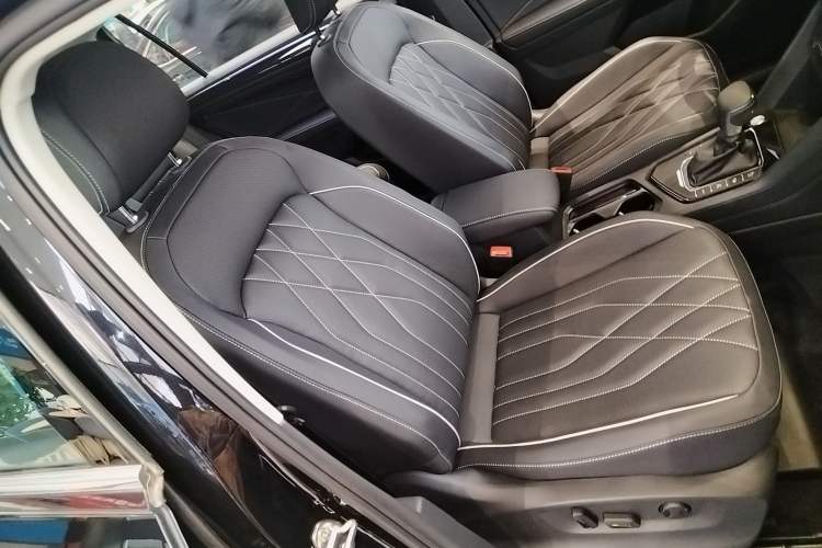 Used Volkswagen Tiguan L New Energy 2023 430 PHEV Plug-in Hybrid Prestige Edition Right Front Seat