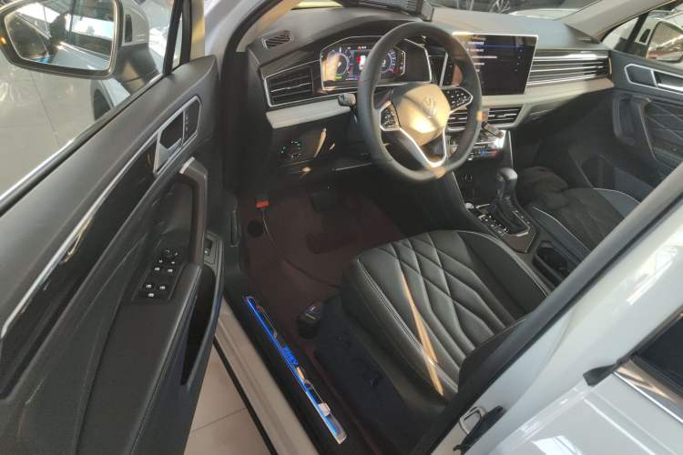 Used Volkswagen Tiguan L New Energy 2023 430 PHEV Plug-in Hybrid Prestige Edition Interior 3
