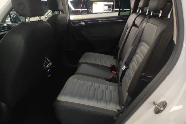 Used Volkswagen Tiguan L New Energy 2023 430 PHEV Plug-in Hybrid Flagship Edition Left Rear Seat