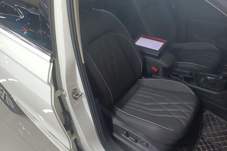 Used Volkswagen Tiguan L New Energy 2023 430 PHEV Plug-in Hybrid Prestige Edition Right Front Seat