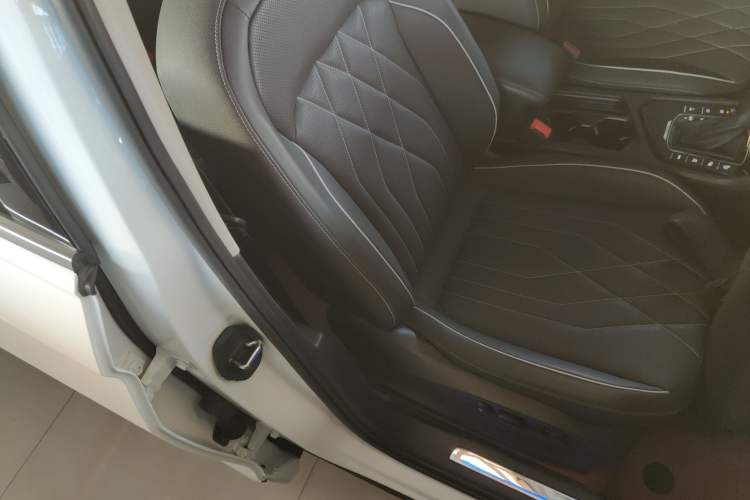 Used Volkswagen Tiguan L New Energy 2023 430 PHEV Plug-in Hybrid Prestige Edition Right Front Seat
