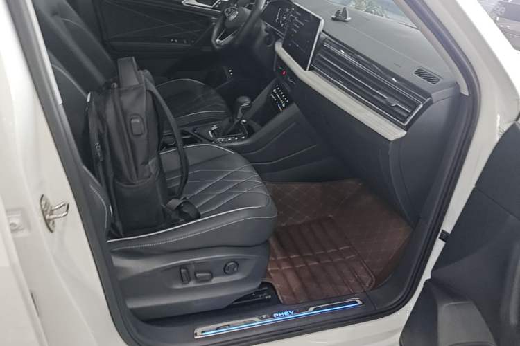 Used Volkswagen Tiguan L New Energy 2023 430 PHEV Plug-in Hybrid Prestige Edition Right Front Seat