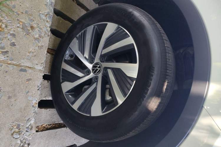 Used Volkswagen Tiguan L New Energy 2023 430 PHEV Plug-in Hybrid Flagship Edition Right Front Wheel Hub