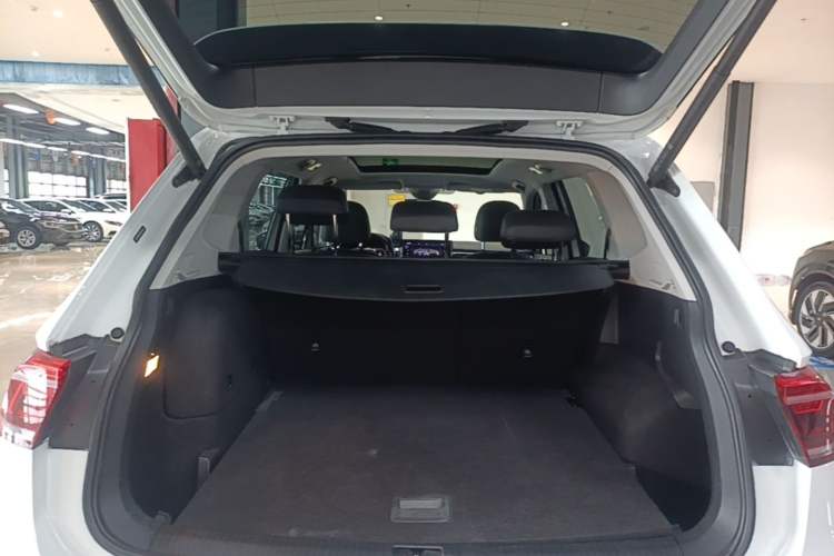 Used Volkswagen Tiguan L New Energy 2023 430 PHEV Plug-in Hybrid Prestige Edition Trunk