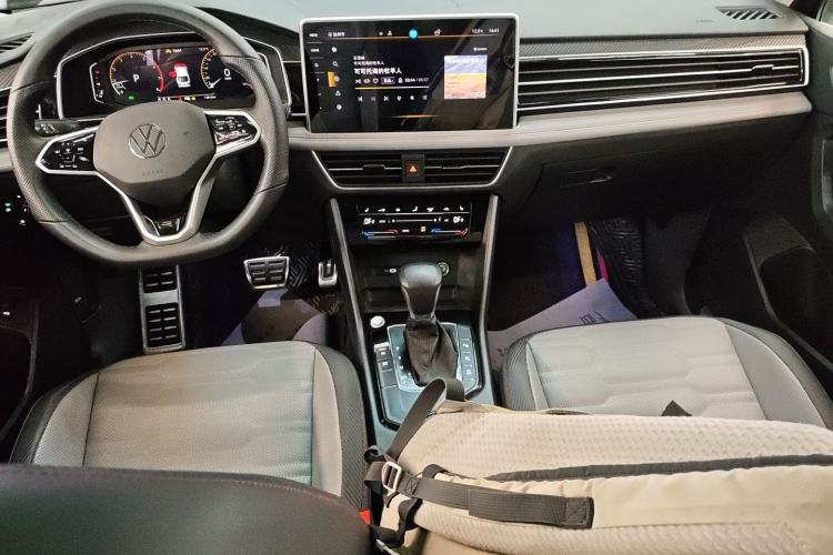 Used Volkswagen Tiguan X 2023 Revised Version 330TSI Two-Wheel-Drive Flagship Edition Center Console