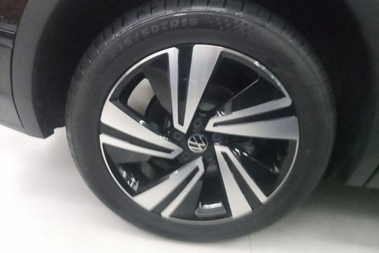 Used Volkswagen Tiguan X 2023 330TSI Two-Wheel-Drive Flagship Edition Right Rear Wheel Hub