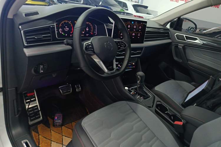 Used Volkswagen Tiguan X 2023 Revised Version 330TSI Two-Wheel-Drive Flagship Edition Center Console