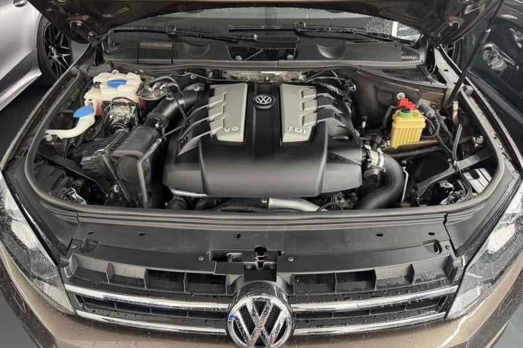 Used Volkswagen Touareg 2011 3.0 TDI Diesel Comfort Version Engine Bay