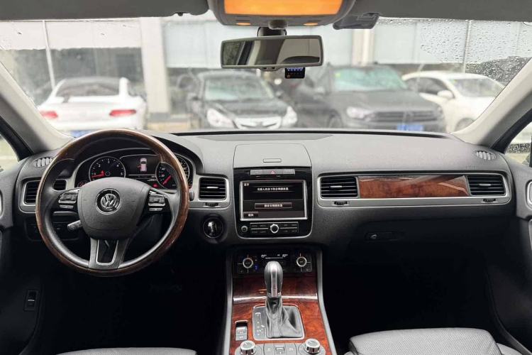 Used Volkswagen Touareg 2011 3.0 TDI Diesel Comfort Version Interior 1