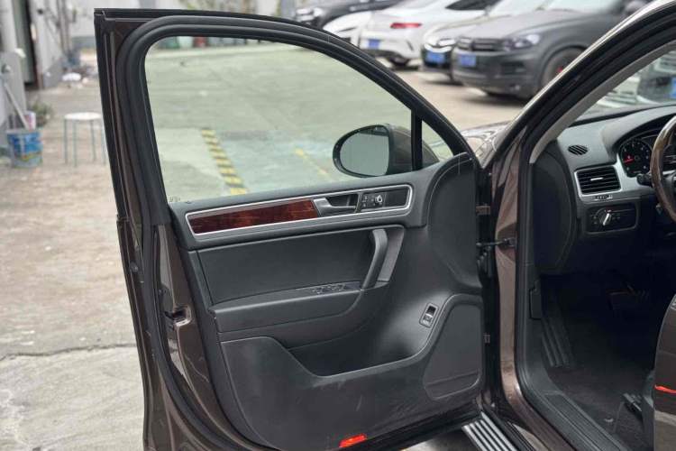 Used Volkswagen Touareg 2011 3.0 TDI Diesel Comfort Version Interior 10