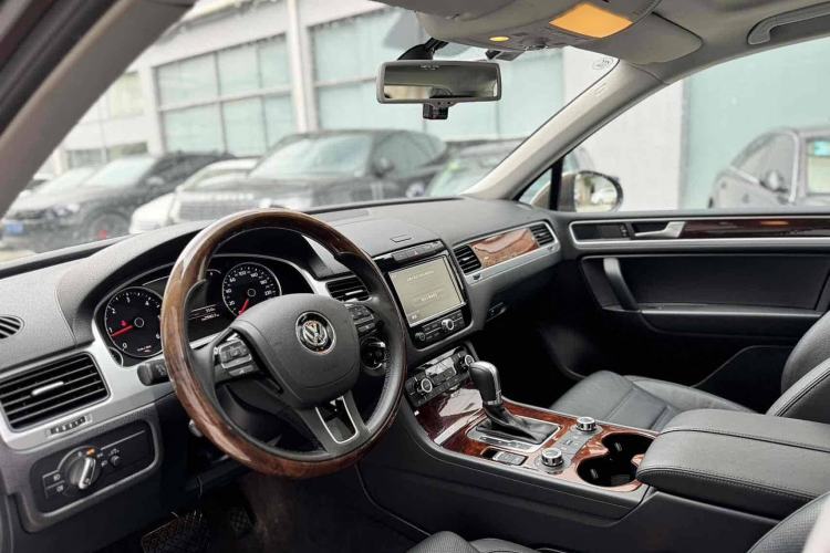 Used Volkswagen Touareg 2011 3.0 TDI Diesel Comfort Version Interior 2