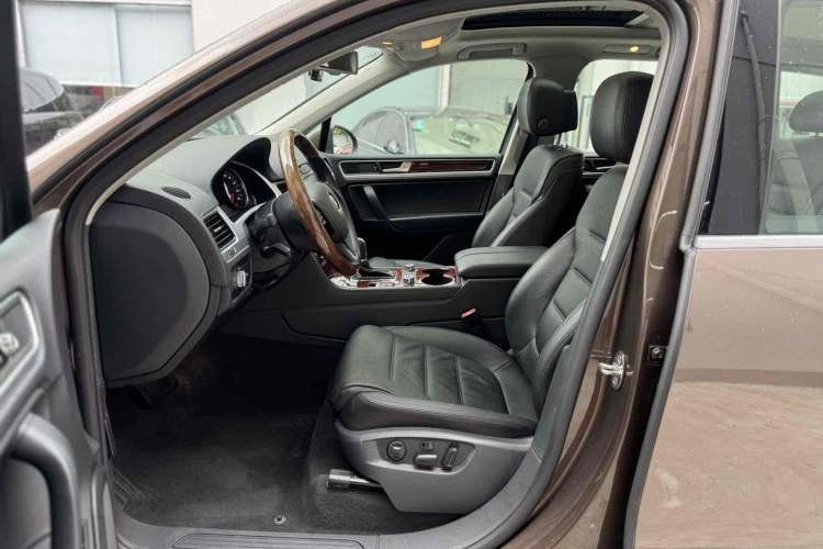 Used Volkswagen Touareg 2011 3.0 TDI Diesel Comfort Version Interior 6