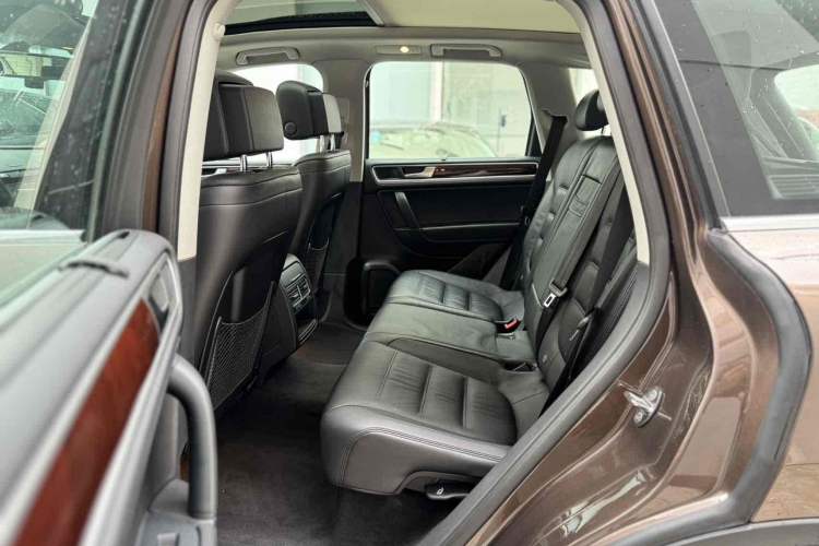 Used Volkswagen Touareg 2011 3.0 TDI Diesel Comfort Version Interior 7