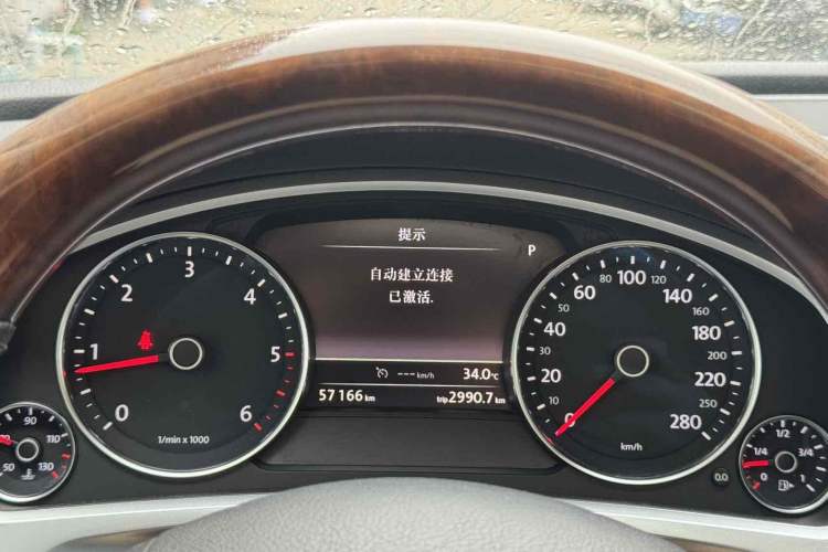 Used Volkswagen Touareg 2011 3.0 TDI Diesel Comfort Version Odometer Close Up