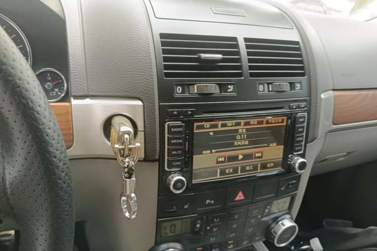 Used Volkswagen Touareg 2007 4.2L Top-of-the-Line Version Audio And AC Panel