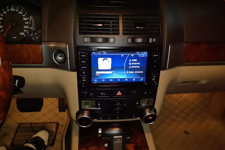 Used Volkswagen Touareg 2007 3.6L Luxury Model Audio And AC Panel
