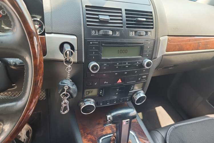 Used Volkswagen Touareg 2007 3.6L Luxury Model Audio And AC Panel