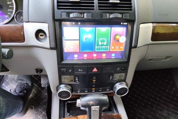 Used Volkswagen Touareg 2007 3.6L Top-Tier Version Audio And AC Panel