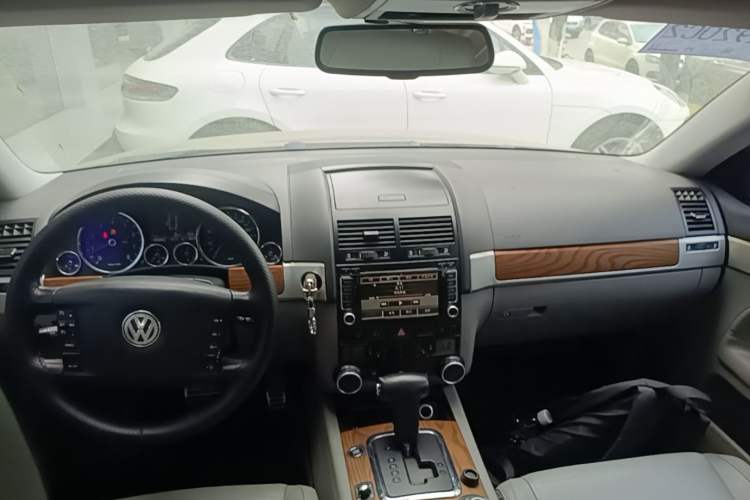 Used Volkswagen Touareg 2007 4.2L Top-of-the-Line Version Center Console