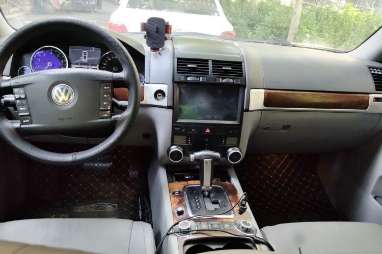 Used Volkswagen Touareg 2007 3.6L Top-Tier Version Center Console
