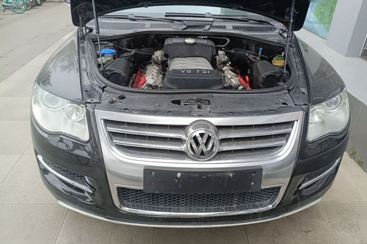 Used Volkswagen Touareg 2007 4.2L Top-of-the-Line Version Engine Bay