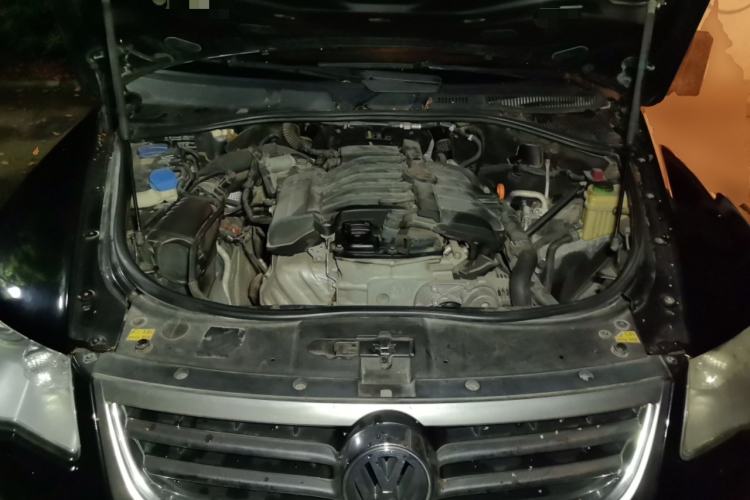 Used Volkswagen Touareg 2007 3.6L Luxury Model Engine Bay