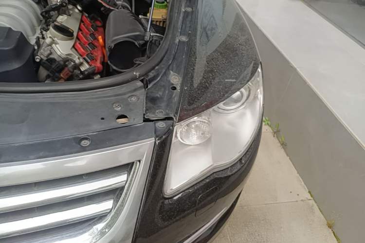Used Volkswagen Touareg 2007 4.2L Top-of-the-Line Version Engine Bay Left