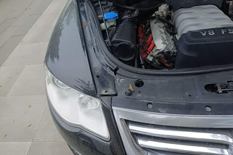 Used Volkswagen Touareg 2007 4.2L Top-of-the-Line Version Engine Bay Right