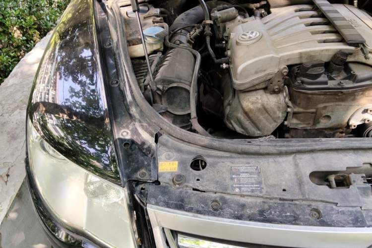 Used Volkswagen Touareg 2007 3.6L Top-Tier Version Engine Bay Right