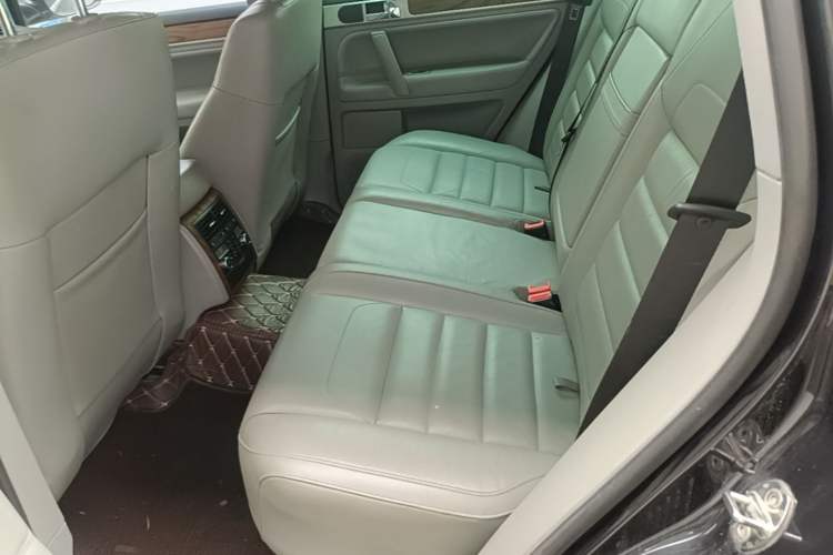 Used Volkswagen Touareg 2007 4.2L Top-of-the-Line Version Left Rear Seat