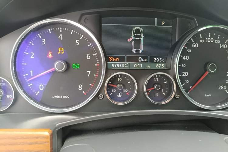 Used Volkswagen Touareg 2007 4.2L Top-of-the-Line Version Odometer Close Up