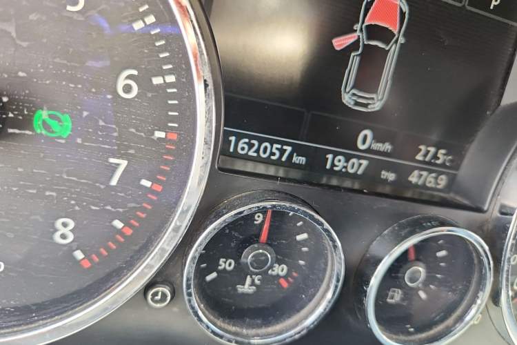 Used Volkswagen Touareg 2007 3.6L Luxury Model Odometer Close Up