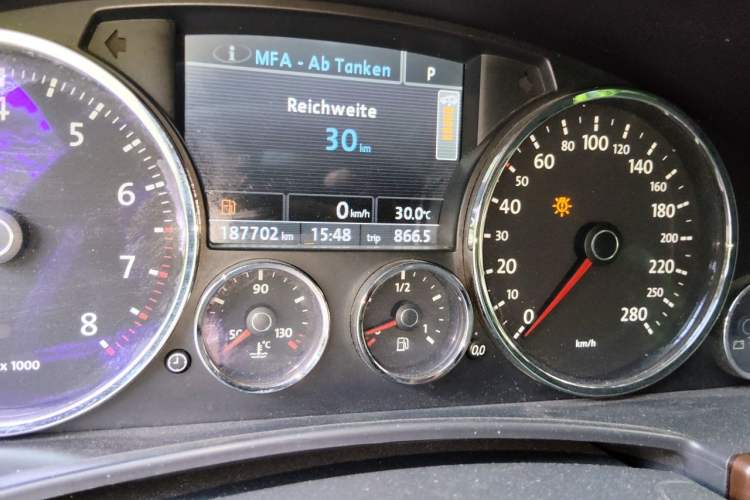 Used Volkswagen Touareg 2007 3.6L Top-Tier Version Odometer Close Up