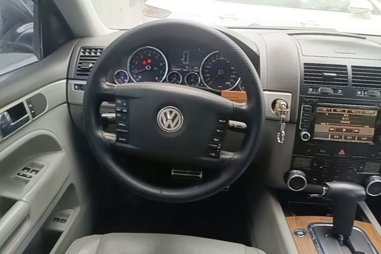 Used Volkswagen Touareg 2007 4.2L Top-of-the-Line Version Steering Wheel