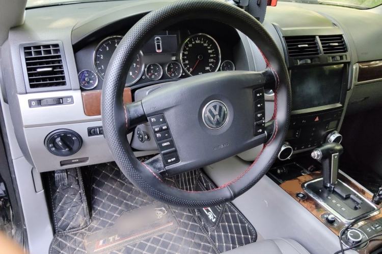 Used Volkswagen Touareg 2007 3.6L Top-Tier Version Steering Wheel