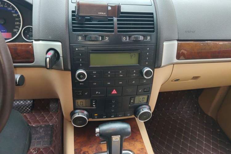 Used Volkswagen Touareg 2007 3.6L Standard Edition Audio And AC Panel