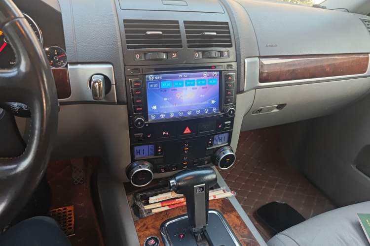 Used Volkswagen Touareg 2007 3.6L Luxury Model Audio And AC Panel