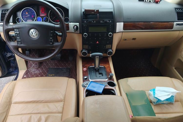 Used Volkswagen Touareg 2007 3.6L Standard Edition Center Console
